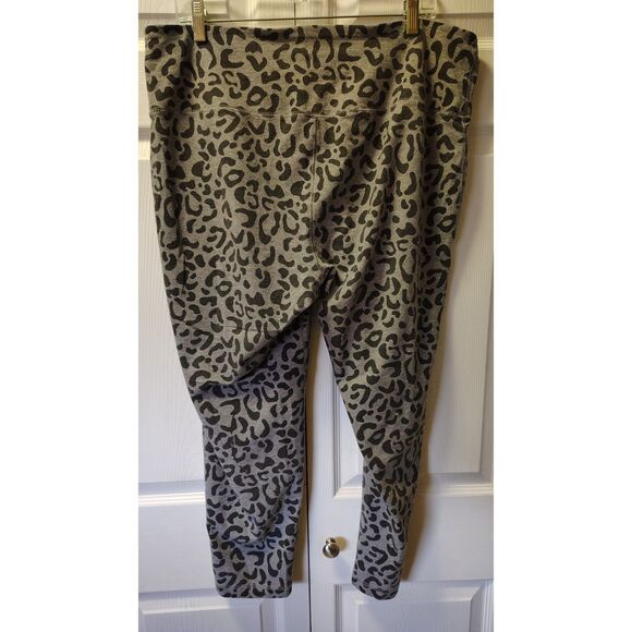 C Active Gray Leopard Print XL Capri Leggings - Picture 2 of 6